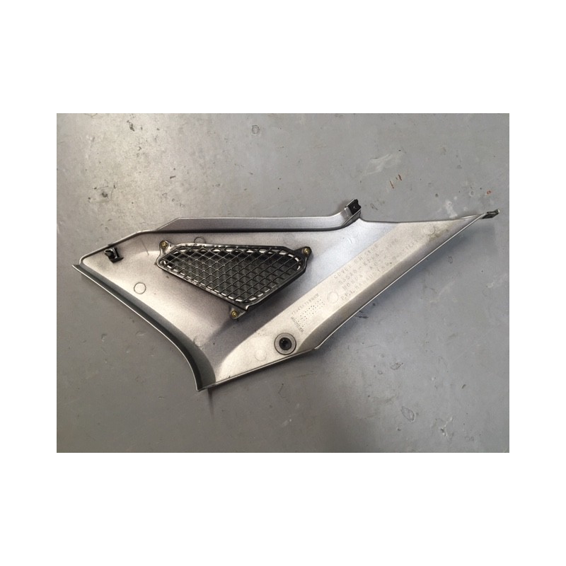 Tapa lateral derecha Honda CBF 250 de segunda mano