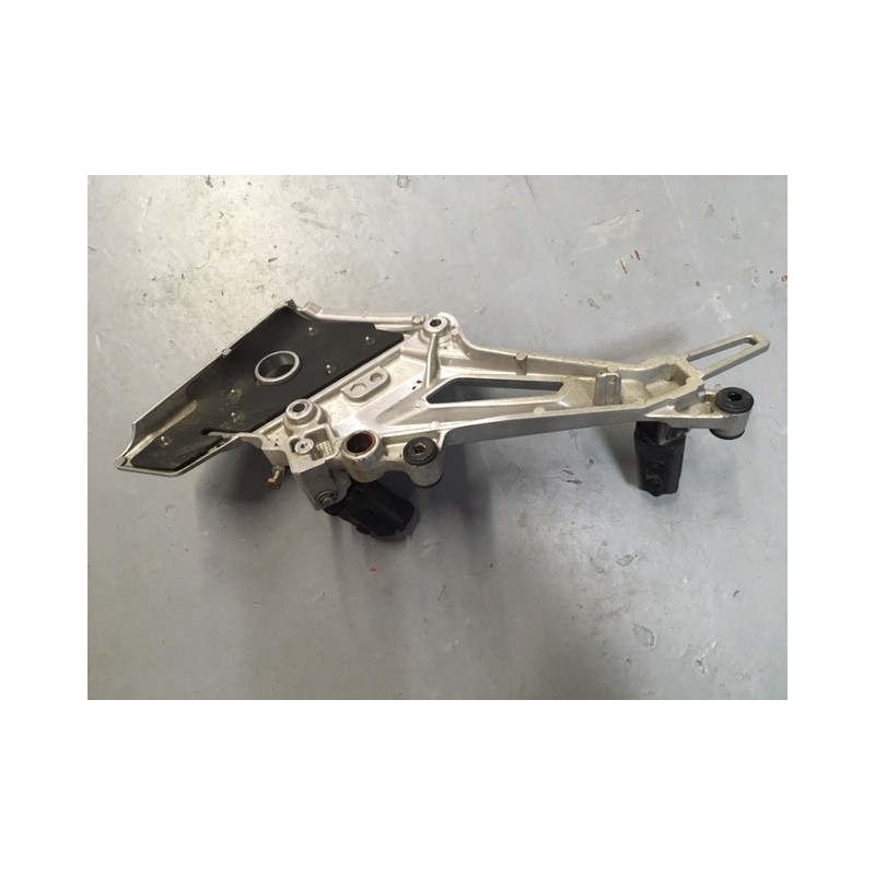 Soporte estribo derecho de Honda CBF 250 de segunda mano