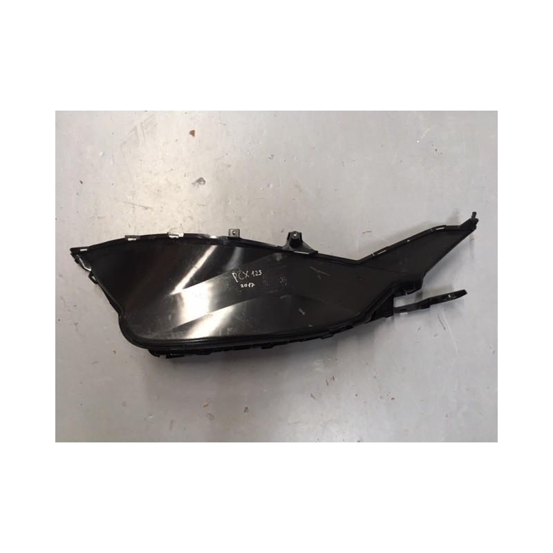 Tapa lateral derecha de Honda PCX 125 2015 de segunda mano
