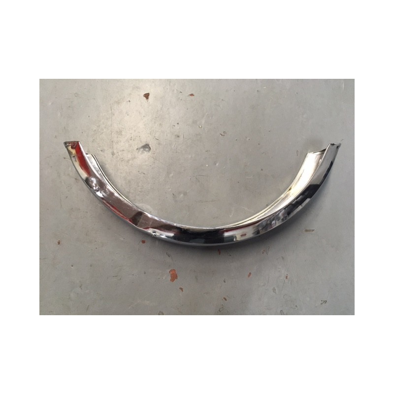 Guardabarros cromado de moto clásica