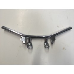 Manillar cromado de moto clásica