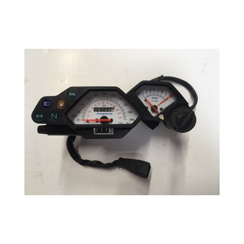 Cuadro cuenta kms de Husqvarna H7 600 2000 de segunda mano